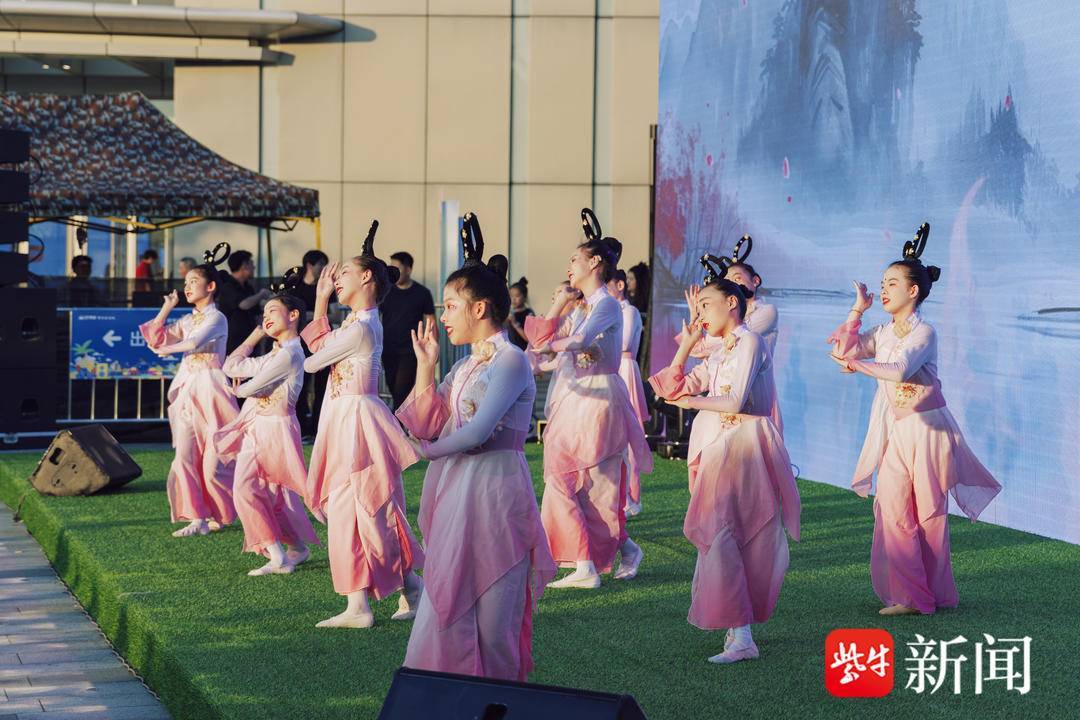 穆古鲁扎迎来七赛季出色发挥，C9观众热烈欢呼！观众掌声雷动的简单介绍