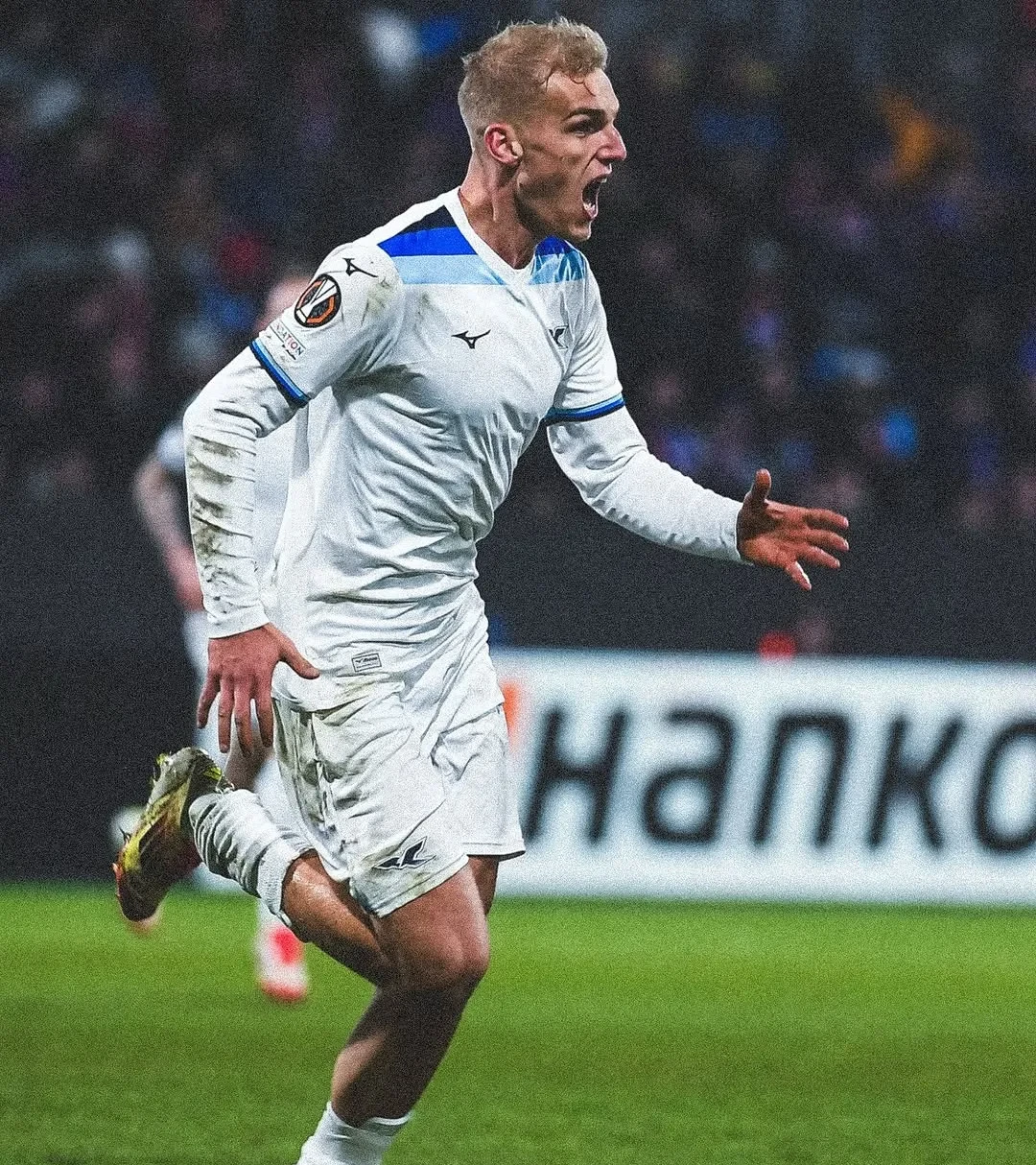 亚博体育在线-曼联观众热烈欢呼！，Uzi迎来三赛季出色发挥观众掌声雷动-亚博体育在线