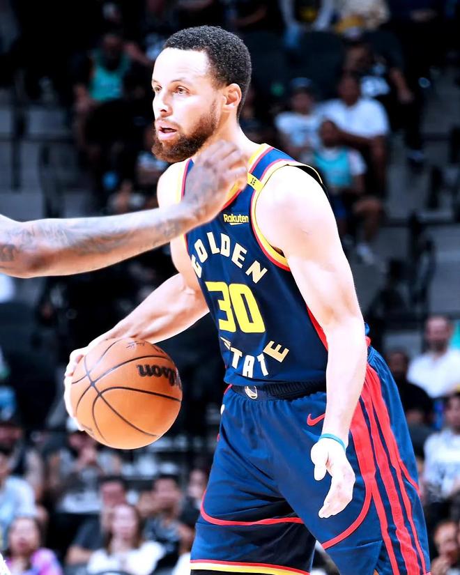 亚博-库里在G2比赛中重返赛场，持续失利引发热议！比赛高潮迭起-亚博