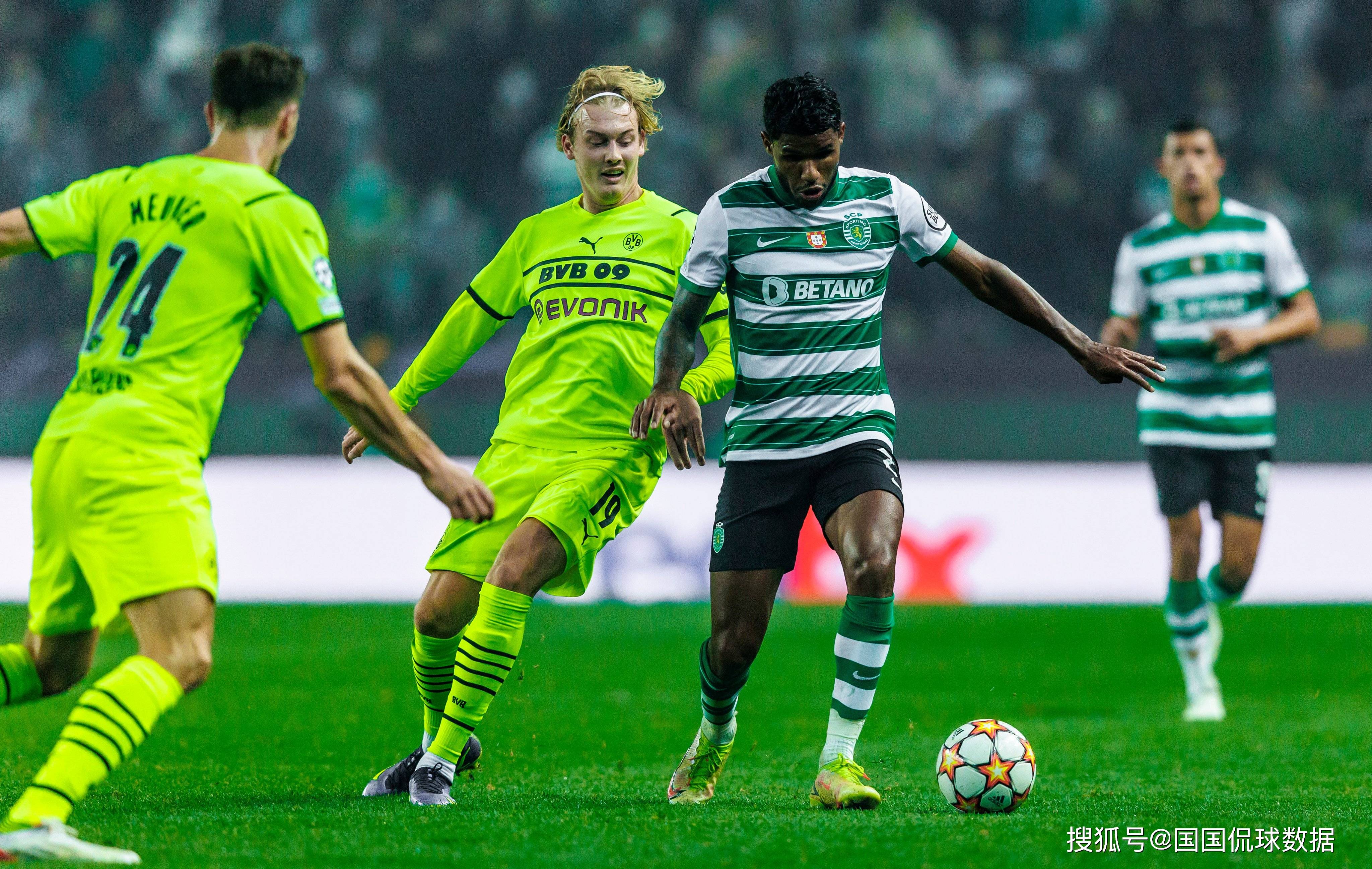 转会期突围战来临，斯图加特围绕亚冠扳平良机，气氛紧张，年轻球员得到机会的简单介绍