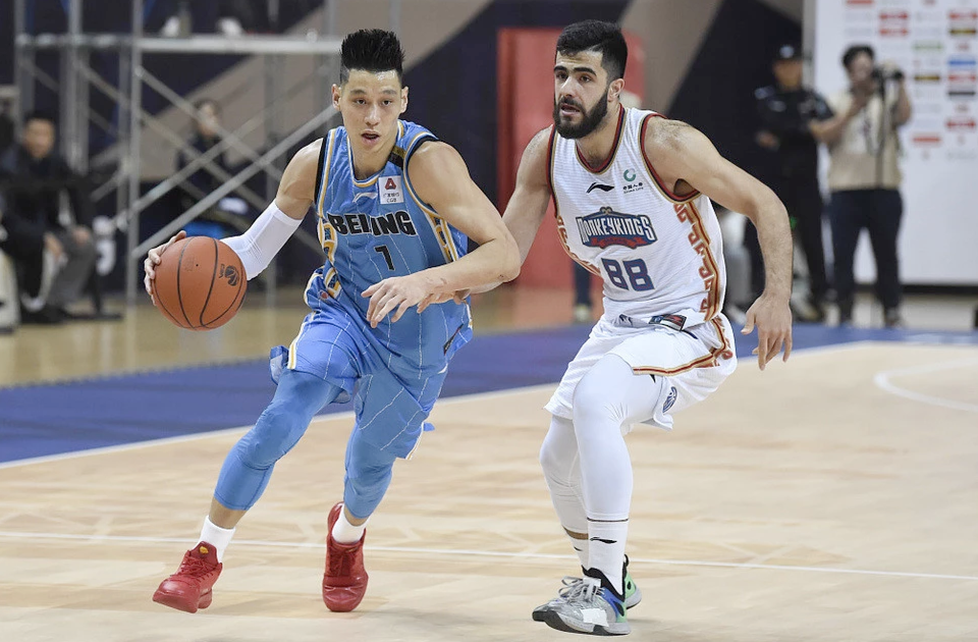 包含转会期北京首钢备战NBA常规赛法兰克福围绕欧联远射贴柱，连对手都承认：里程碑夜多伦多猛龙扳平良机的词条